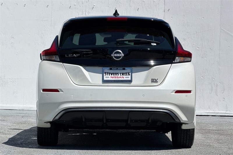 Nissan LEAF Vehicle Full-screen Gallery Image 05