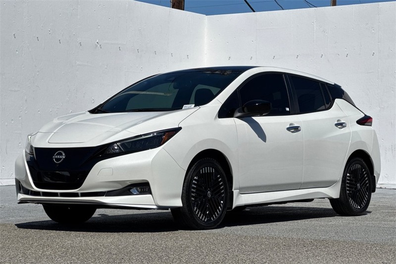 Nissan LEAF Vehicle Full-screen Gallery Image 08
