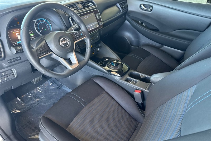 Nissan LEAF Vehicle Full-screen Gallery Image 10