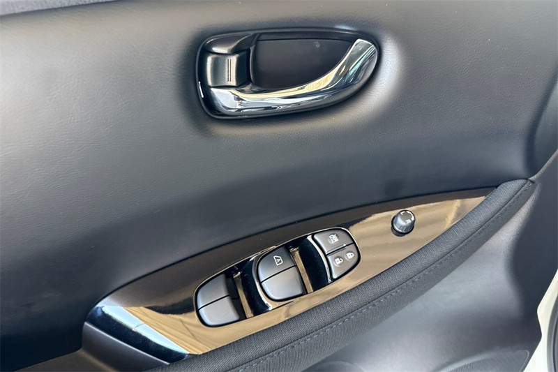 Nissan LEAF Vehicle Full-screen Gallery Image 11