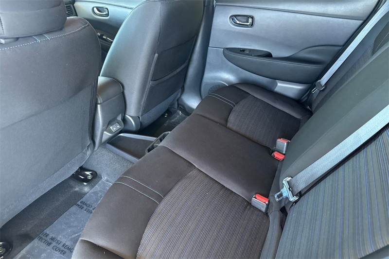 Nissan LEAF Vehicle Full-screen Gallery Image 12