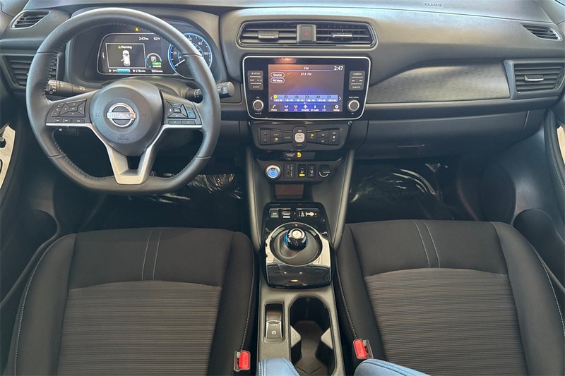 Nissan LEAF Vehicle Full-screen Gallery Image 13