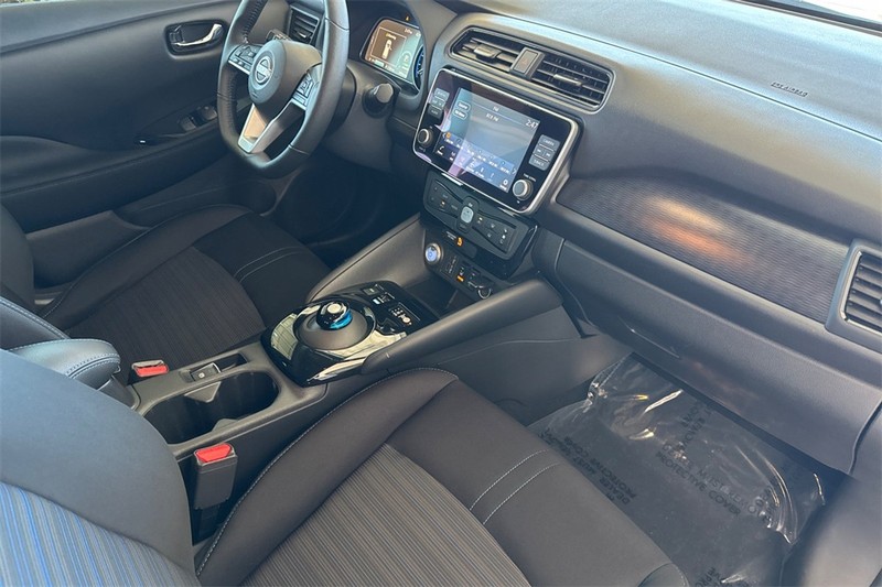 Nissan LEAF Vehicle Full-screen Gallery Image 15