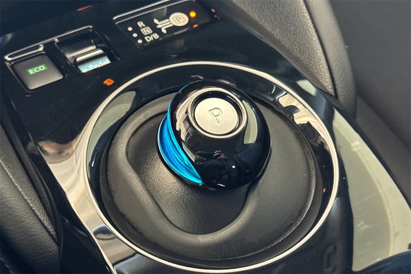 Nissan LEAF Vehicle Full-screen Gallery Image 21