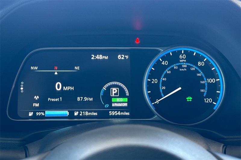 Nissan LEAF Vehicle Full-screen Gallery Image 24
