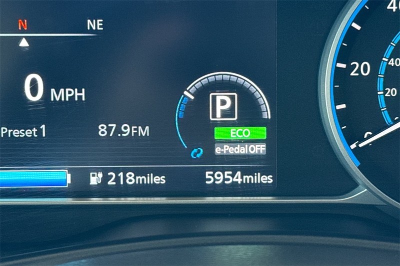 Nissan LEAF Vehicle Full-screen Gallery Image 25