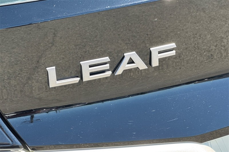 Nissan LEAF Vehicle Full-screen Gallery Image 27