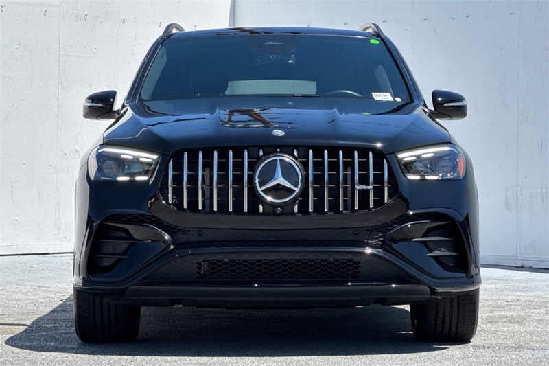 Mercedes-Benz GLE Vehicle Full-screen Gallery Image 09