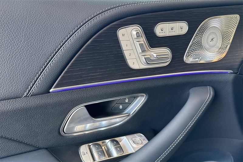 Mercedes-Benz GLE Vehicle Full-screen Gallery Image 11