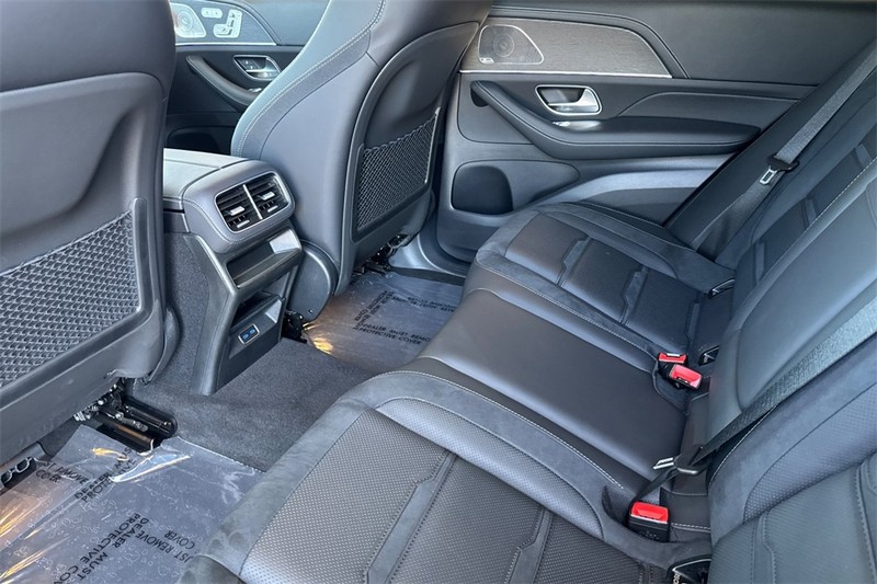 Mercedes-Benz GLE Vehicle Full-screen Gallery Image 12