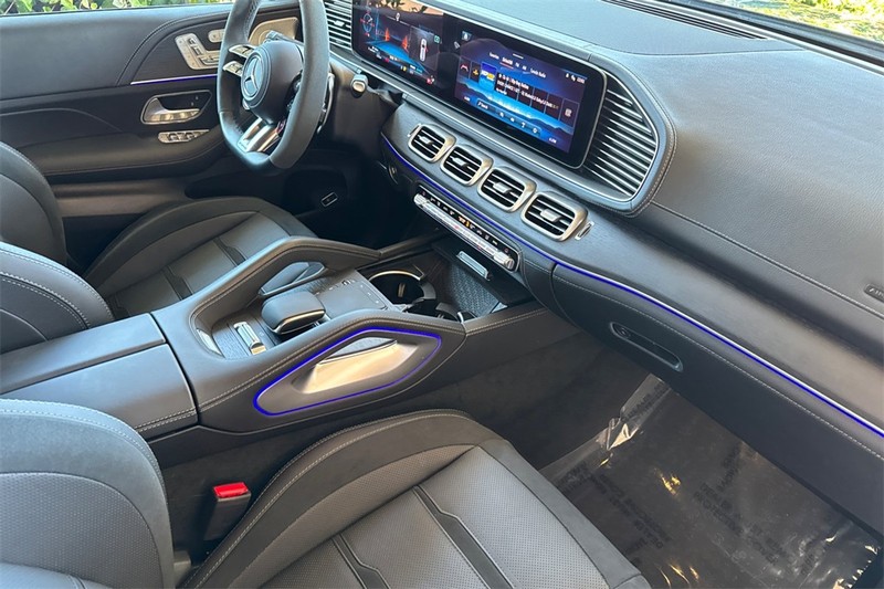 Mercedes-Benz GLE Vehicle Full-screen Gallery Image 15