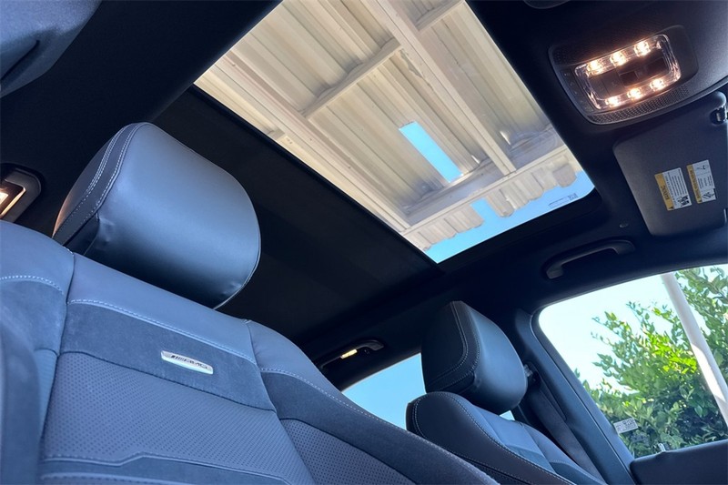 Mercedes-Benz GLE Vehicle Full-screen Gallery Image 16