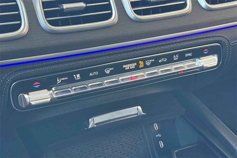 Mercedes-Benz GLE Vehicle Full-screen Gallery Image 20