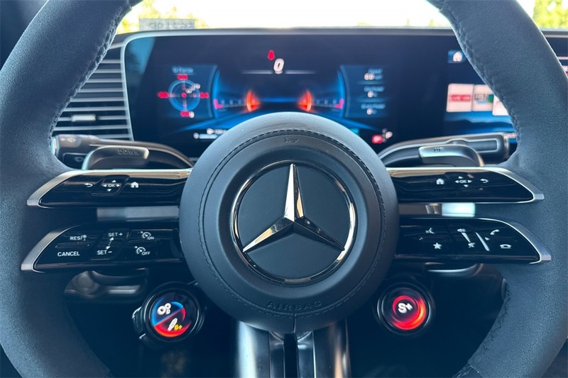 Mercedes-Benz GLE Vehicle Full-screen Gallery Image 23