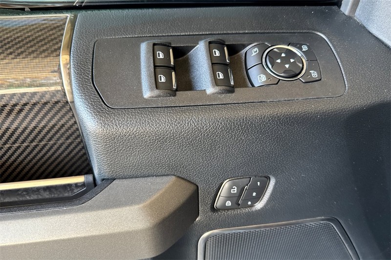 Ford F-150 Vehicle Full-screen Gallery Image 11