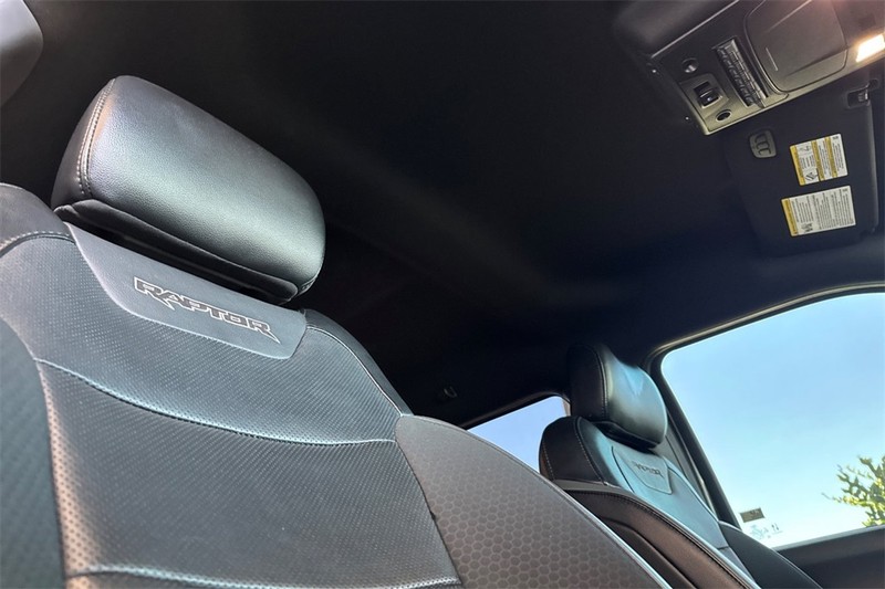 Ford F-150 Vehicle Full-screen Gallery Image 16