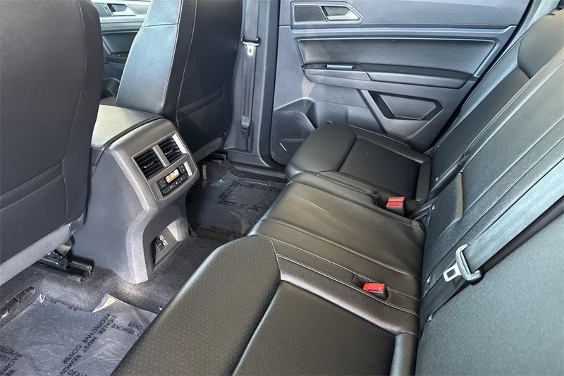 Volkswagen Atlas Vehicle Full-screen Gallery Image 12