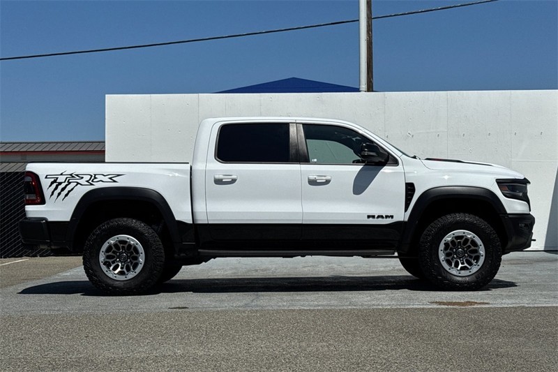 Ram 1500 Vehicle Full-screen Gallery Image 03