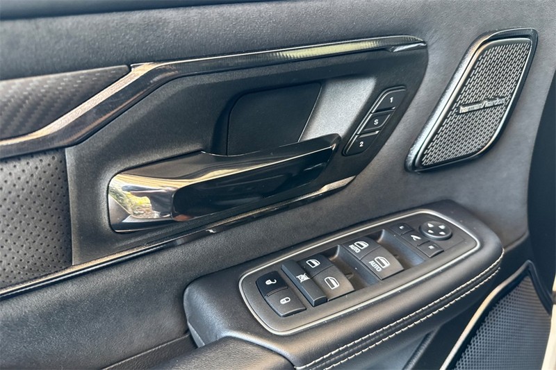 Ram 1500 Vehicle Full-screen Gallery Image 11