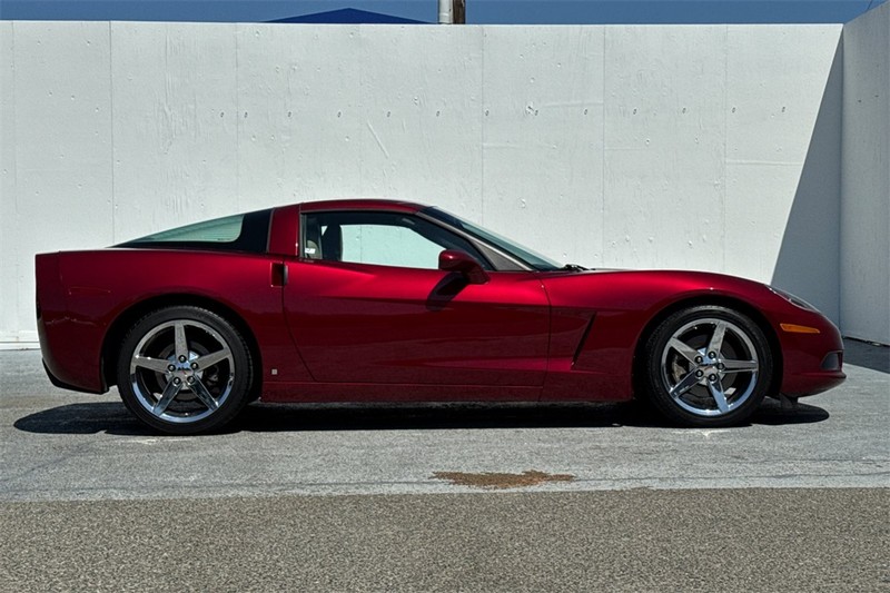 Chevrolet Corvette Vehicle Full-screen Gallery Image 03