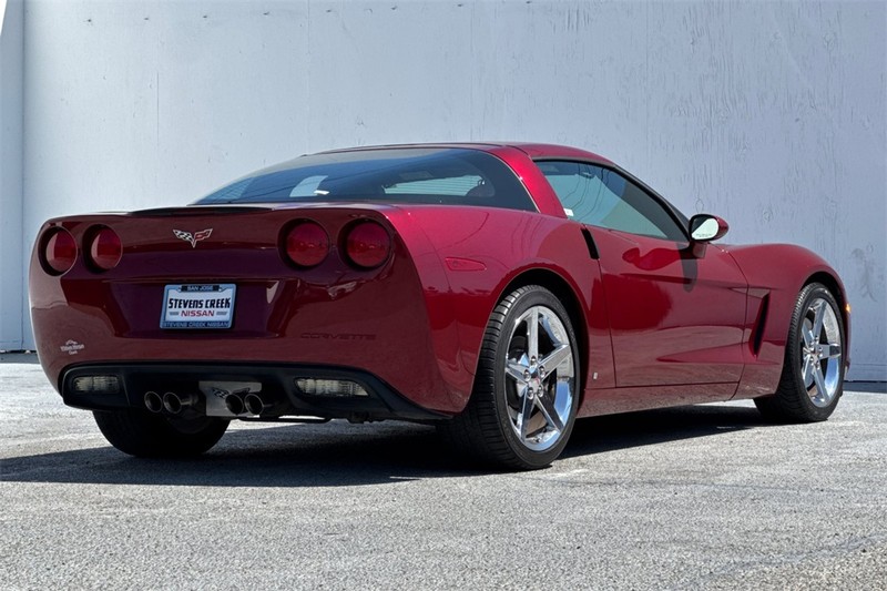 Chevrolet Corvette Vehicle Full-screen Gallery Image 04
