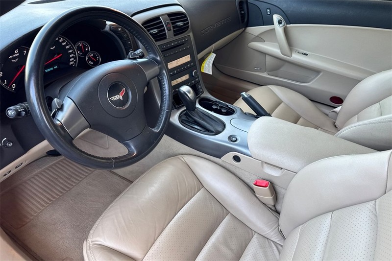 Chevrolet Corvette Vehicle Full-screen Gallery Image 10
