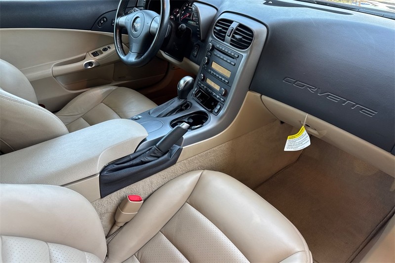 Chevrolet Corvette Vehicle Full-screen Gallery Image 13