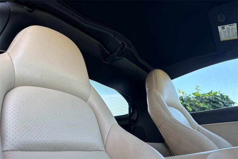 Chevrolet Corvette Vehicle Full-screen Gallery Image 14