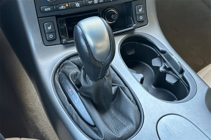 Chevrolet Corvette Vehicle Full-screen Gallery Image 17