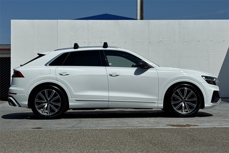 Audi SQ8 Vehicle Full-screen Gallery Image 03
