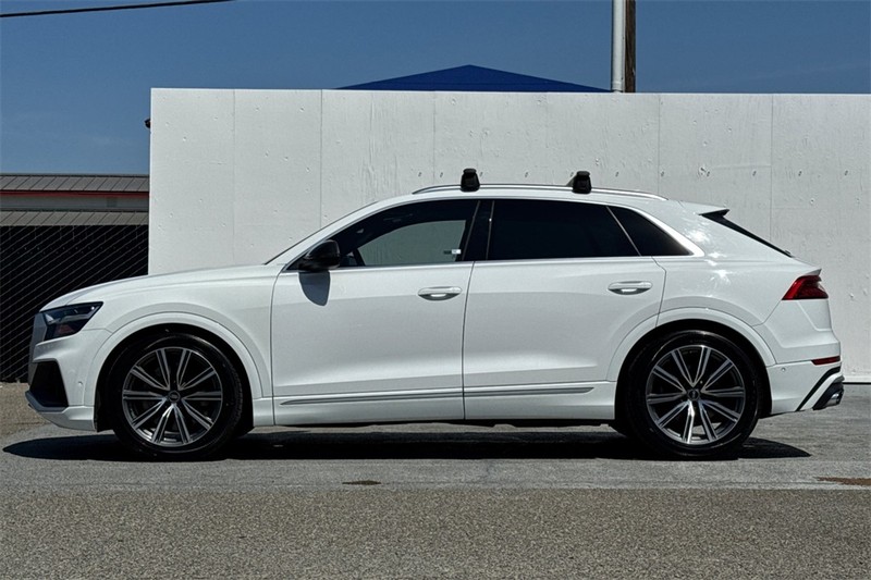 Audi SQ8 Vehicle Full-screen Gallery Image 07