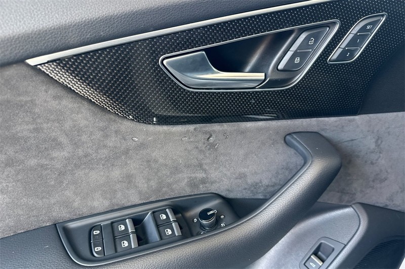 Audi SQ8 Vehicle Full-screen Gallery Image 11