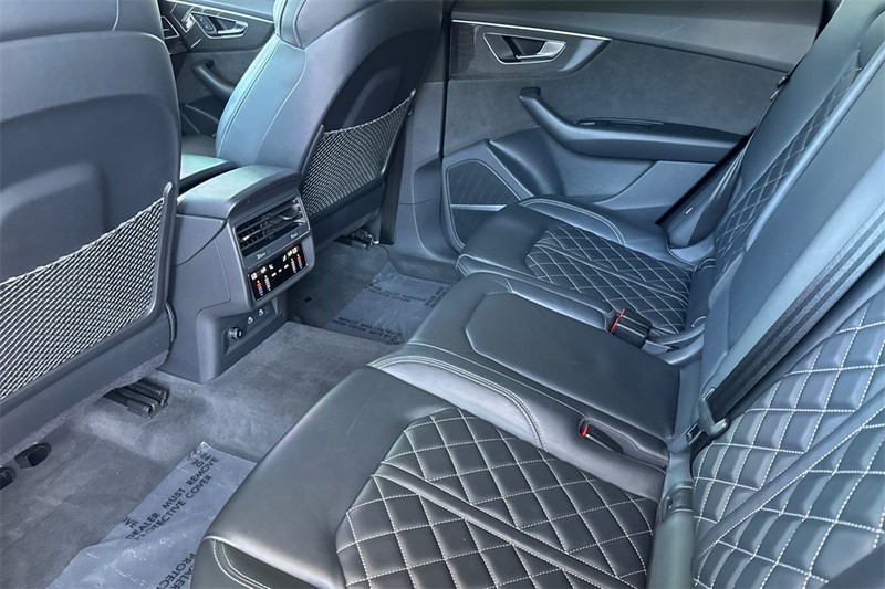 Audi SQ8 Vehicle Full-screen Gallery Image 12