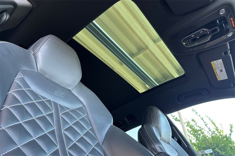 Audi SQ8 Vehicle Full-screen Gallery Image 16