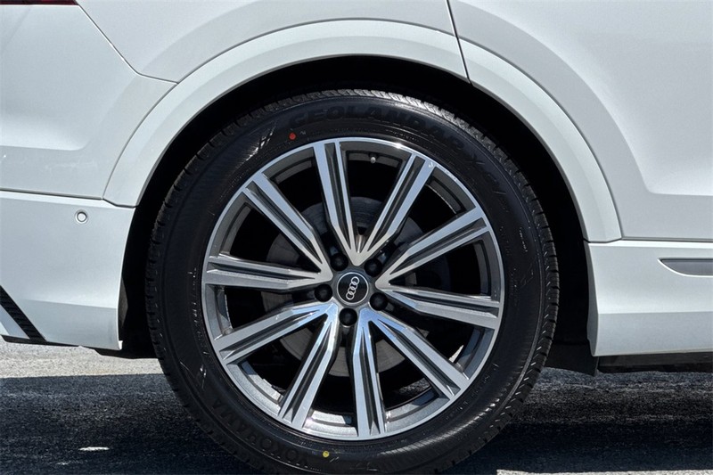 Audi SQ8 Vehicle Full-screen Gallery Image 26
