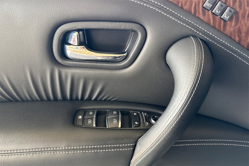 Nissan Armada Vehicle Full-screen Gallery Image 11