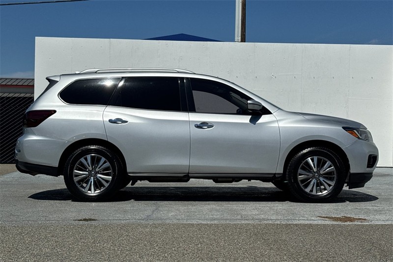 Nissan Pathfinder Vehicle Full-screen Gallery Image 03