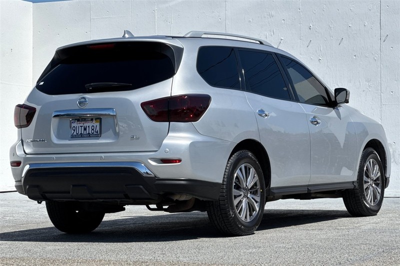 Nissan Pathfinder Vehicle Full-screen Gallery Image 04