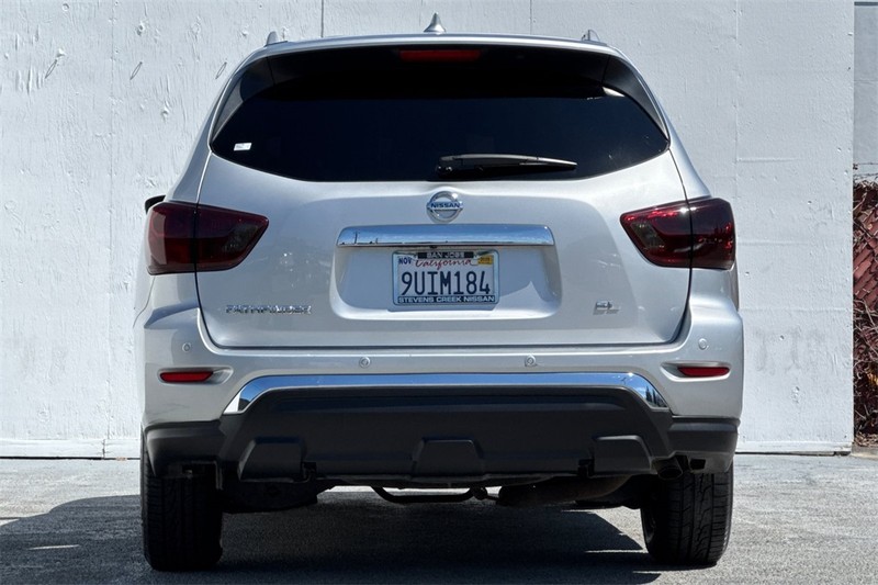 Nissan Pathfinder Vehicle Full-screen Gallery Image 05