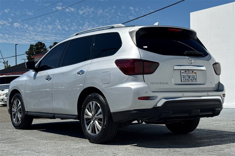 Nissan Pathfinder Vehicle Full-screen Gallery Image 06