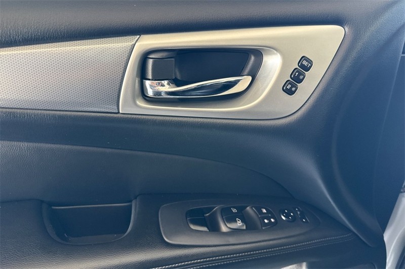 Nissan Pathfinder Vehicle Full-screen Gallery Image 11