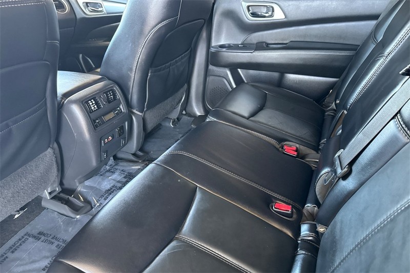 Nissan Pathfinder Vehicle Full-screen Gallery Image 12
