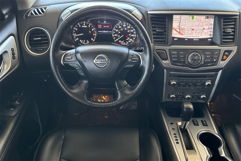 Nissan Pathfinder Vehicle Full-screen Gallery Image 14