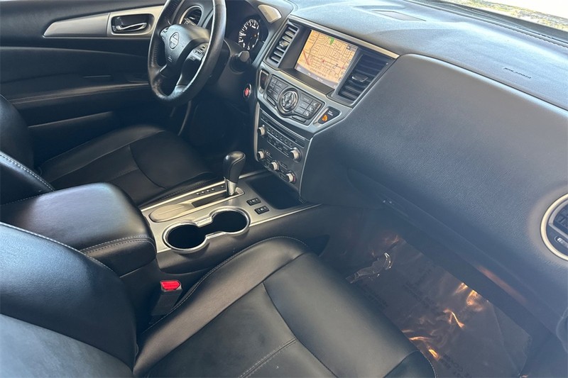 Nissan Pathfinder Vehicle Full-screen Gallery Image 15
