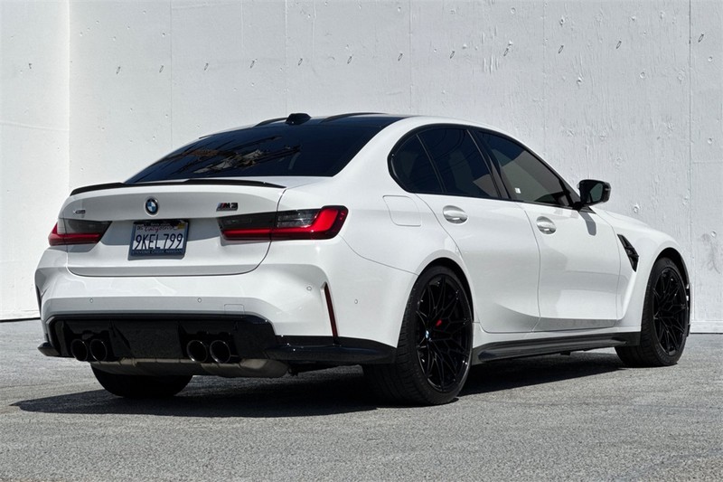 BMW M3 Vehicle Full-screen Gallery Image 04