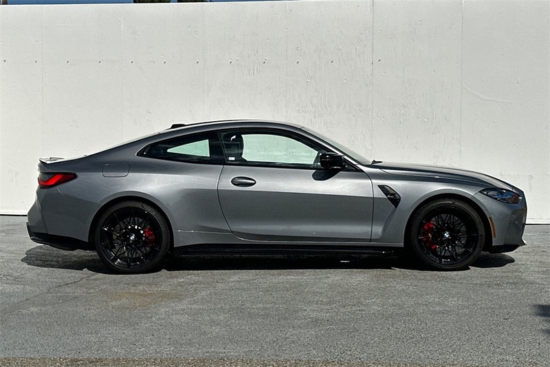 BMW M4 Vehicle Full-screen Gallery Image 03