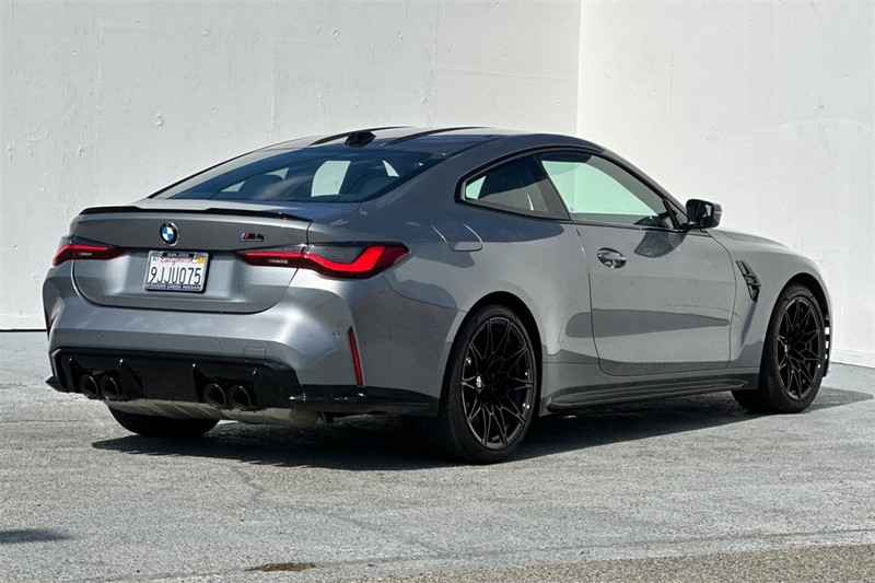 BMW M4 Vehicle Full-screen Gallery Image 04