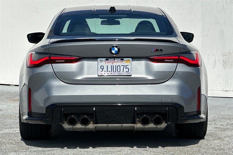 BMW M4 Vehicle Full-screen Gallery Image 05