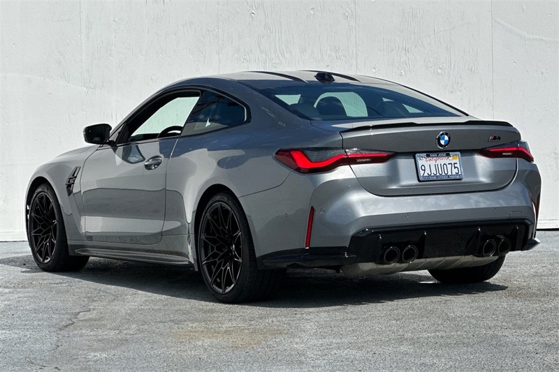 BMW M4 Vehicle Full-screen Gallery Image 06
