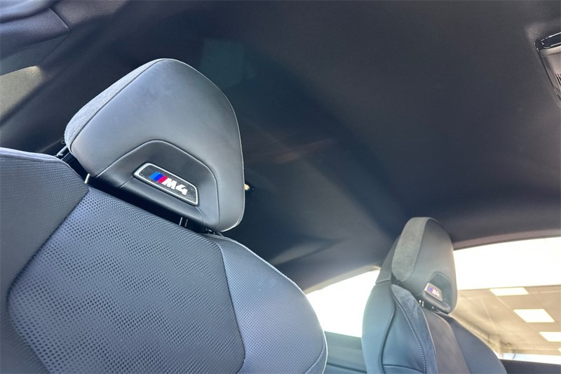 BMW M4 Vehicle Full-screen Gallery Image 16